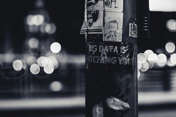 Une affiche sur un poteau ecrit 'Big data is watching you'