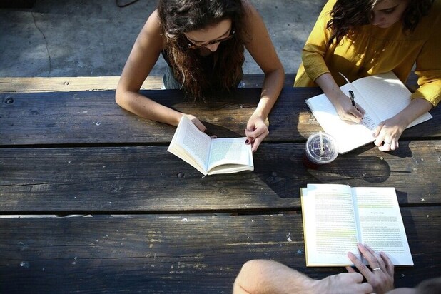 Un groupe de personnes qui étudient