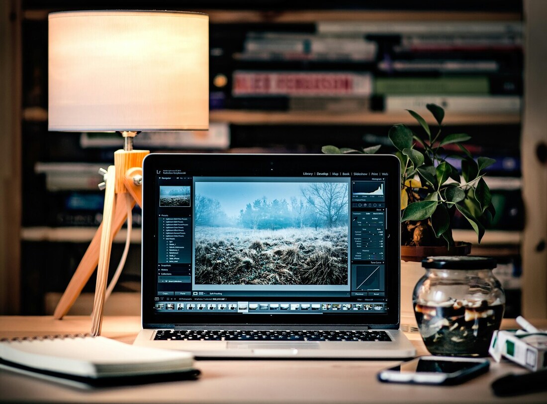 Un ordinateur dans un beau bureau