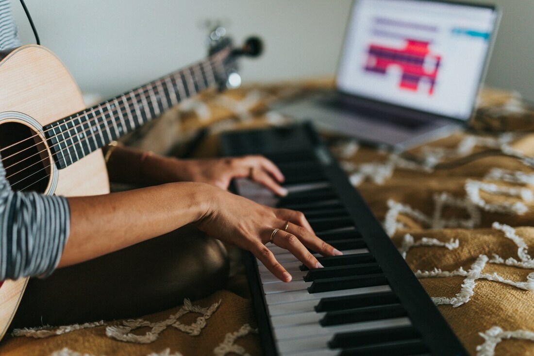 Personne avec un clavier et une guitare